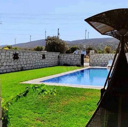 Alacati Da 3+1 Havuzlu Çeşme